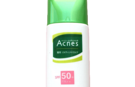 Rohto Mentholatum - Crème solaire au lait teinté UV Acnes SPF50 +